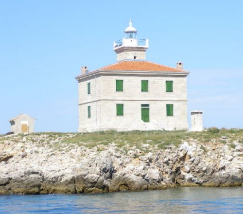 Lighthouse on cliff Zaglav